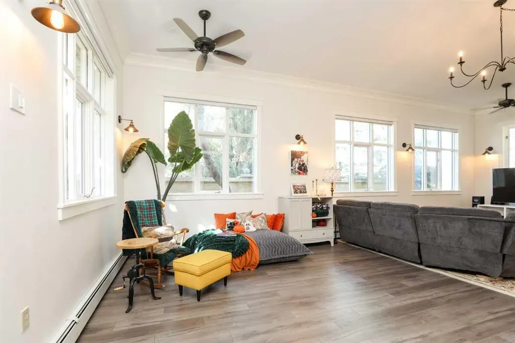 107 Temple Crescent W