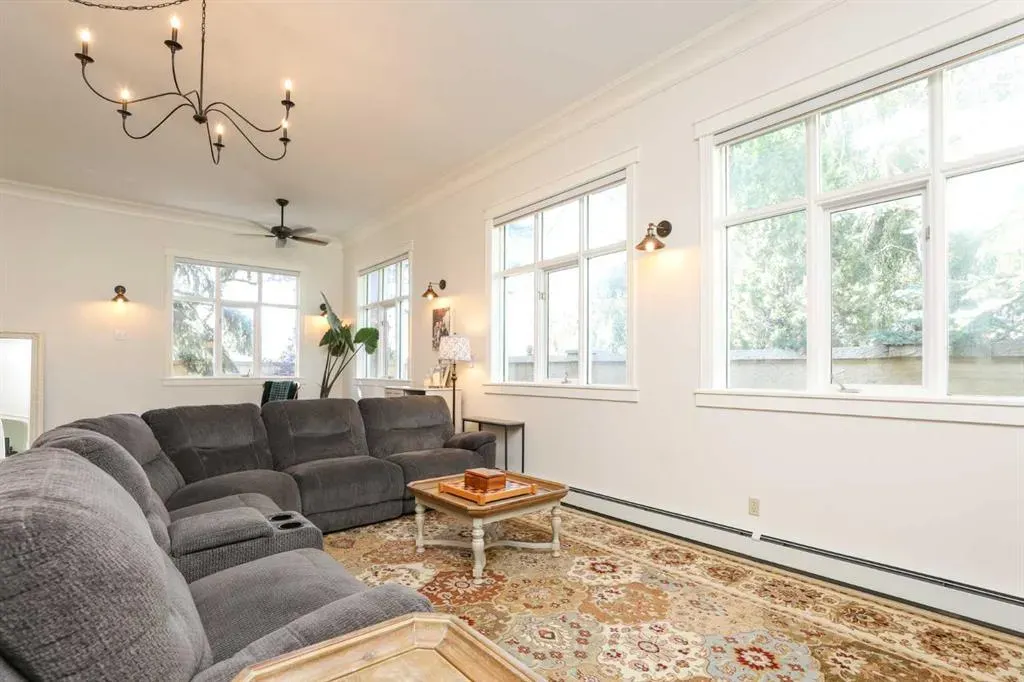 107 Temple Crescent W