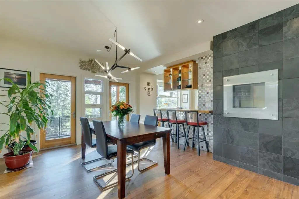 4 Spruce Bank Crescent SW