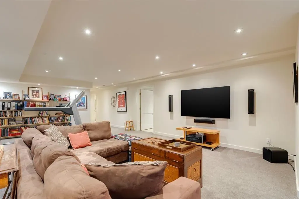 4 Spruce Bank Crescent SW