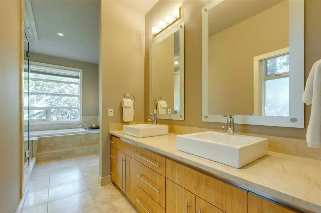 4 Spruce Bank Crescent SW