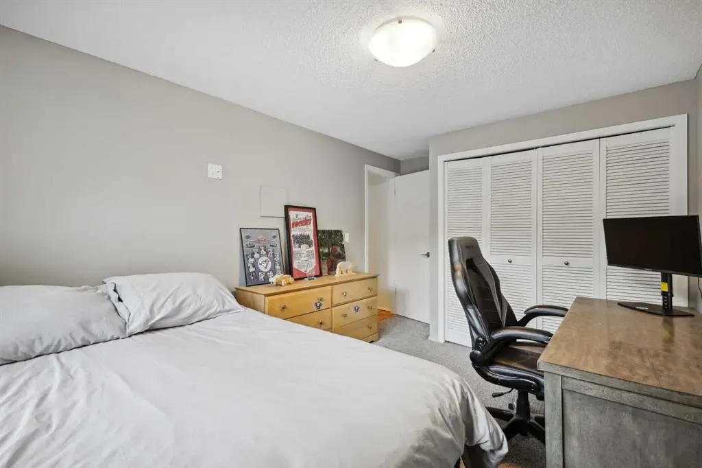 127 Varsity Estates Grove NW