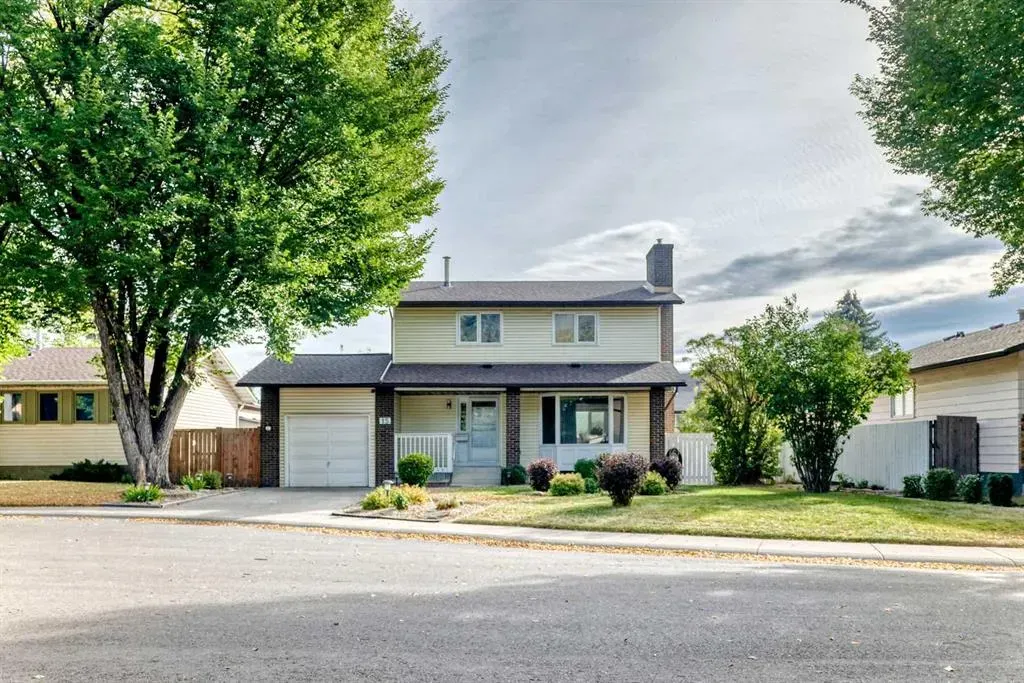 15 Whitewood Bay NE