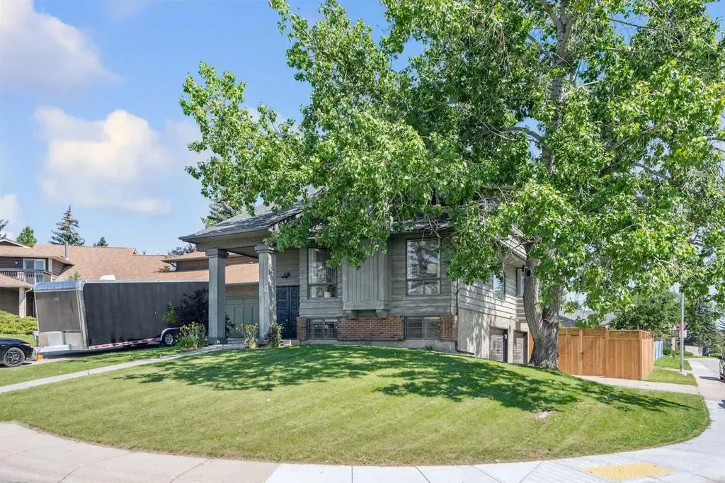 4 Coach Ridge Close SW
