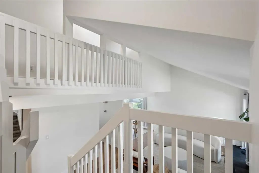 4 Coach Ridge Close SW