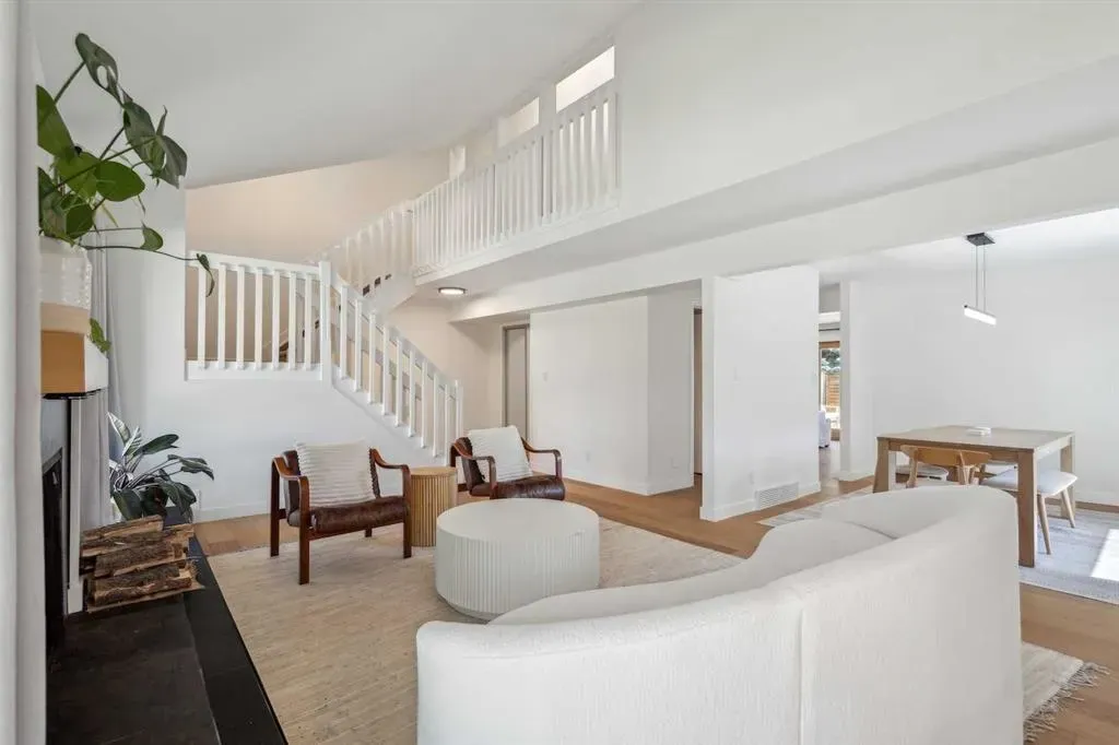 4 Coach Ridge Close SW