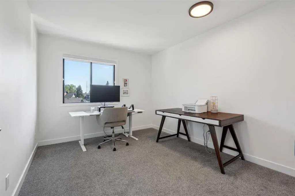 4 Coach Ridge Close SW