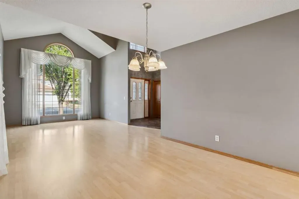 156 Edgevalley Circle NW
