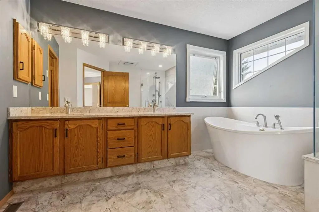 156 Edgevalley Circle NW