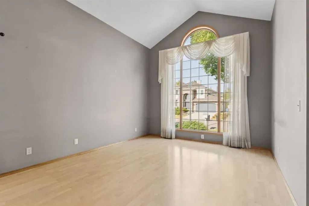 156 Edgevalley Circle NW