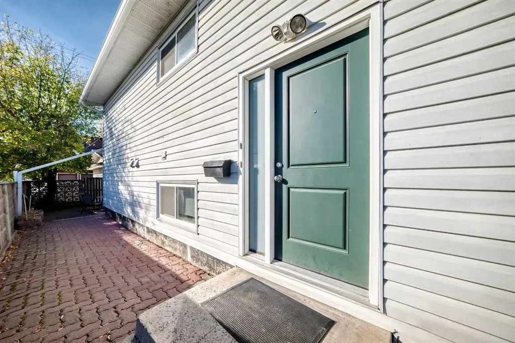 2037/2039 30 Street SW