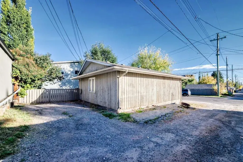 2037/2039 30 Street SW