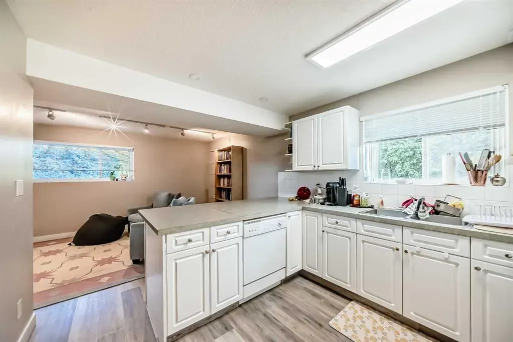 2037/2039 30 Street SW