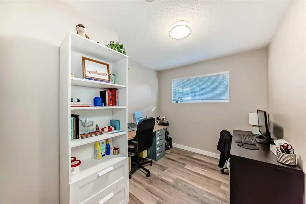 2037/2039 30 Street SW