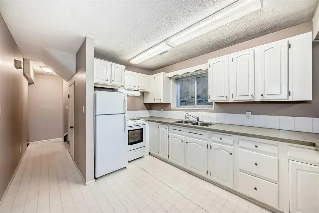 2037/2039 30 Street SW