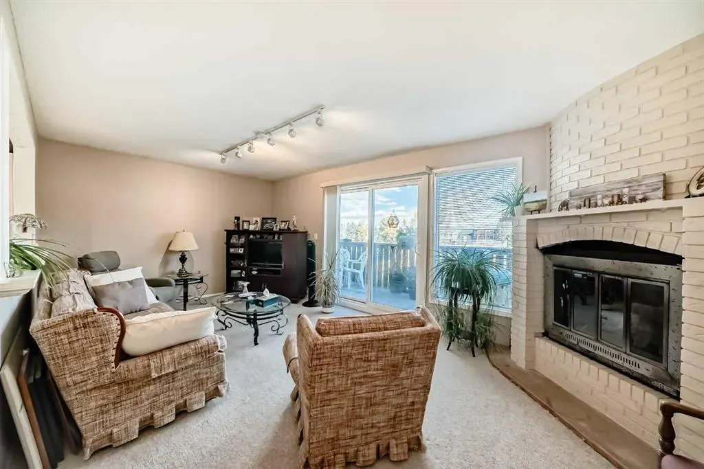 2037/2039 30 Street SW
