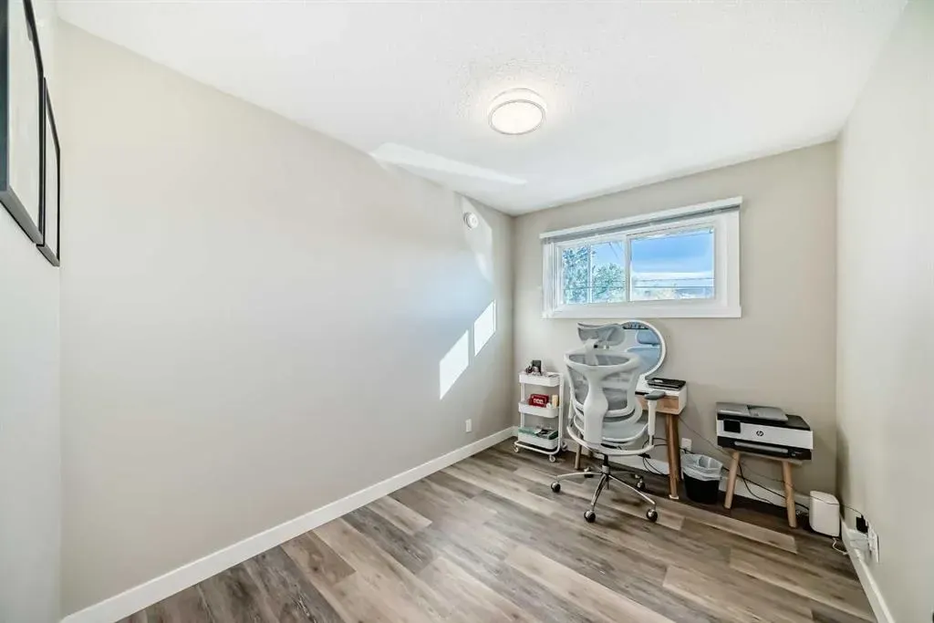 2037/2039 30 Street SW
