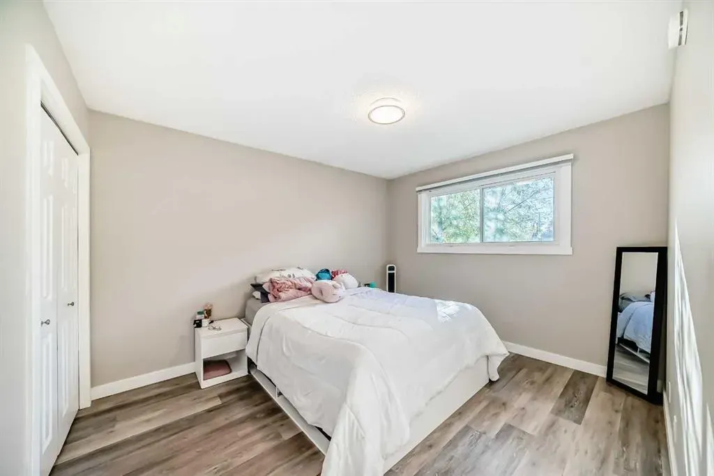 2037/2039 30 Street SW