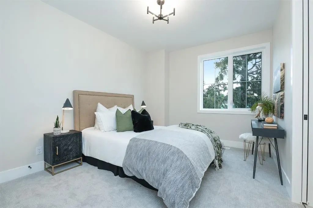 102 West Glen Crescent SW