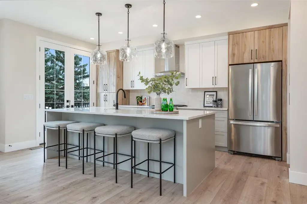 102 West Glen Crescent SW