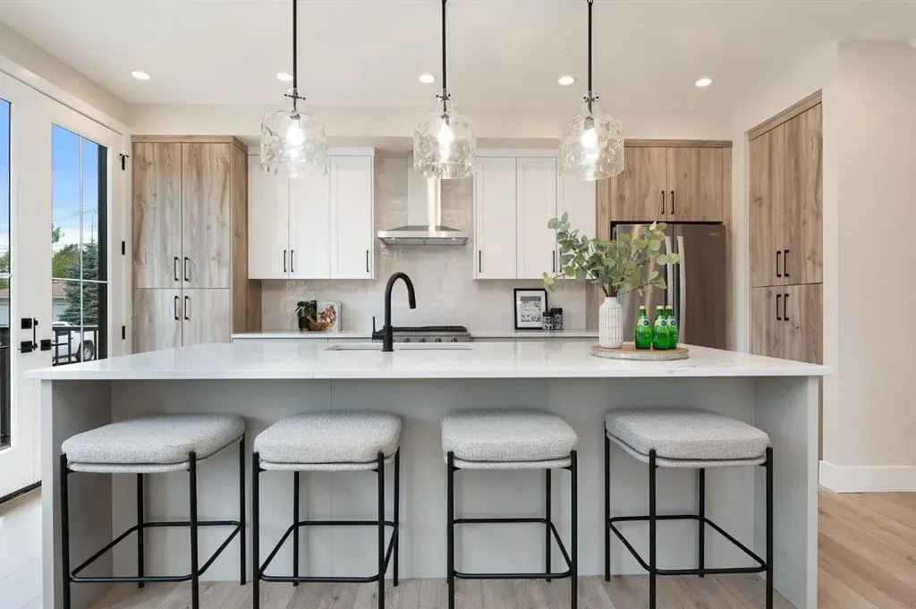 102 West Glen Crescent SW
