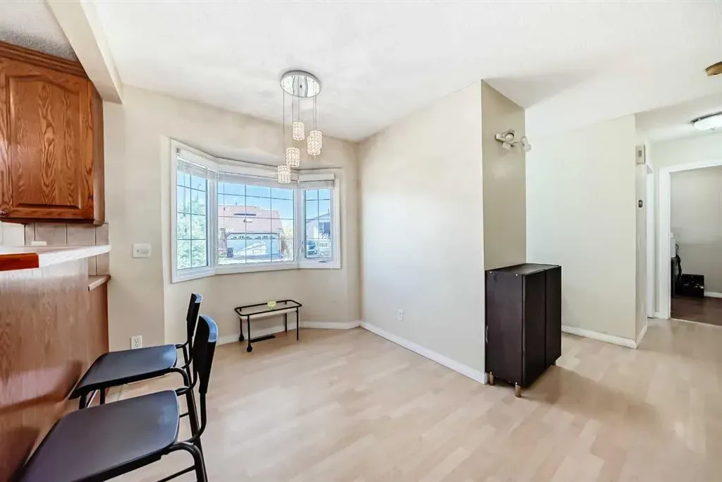 31 Castleglen Crescent NE