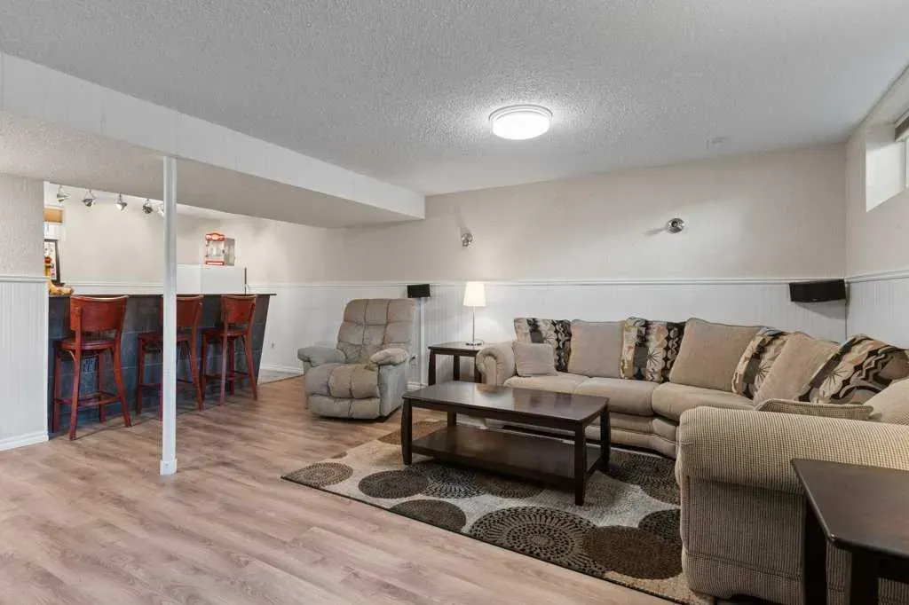 235 Allan Crescent SE
