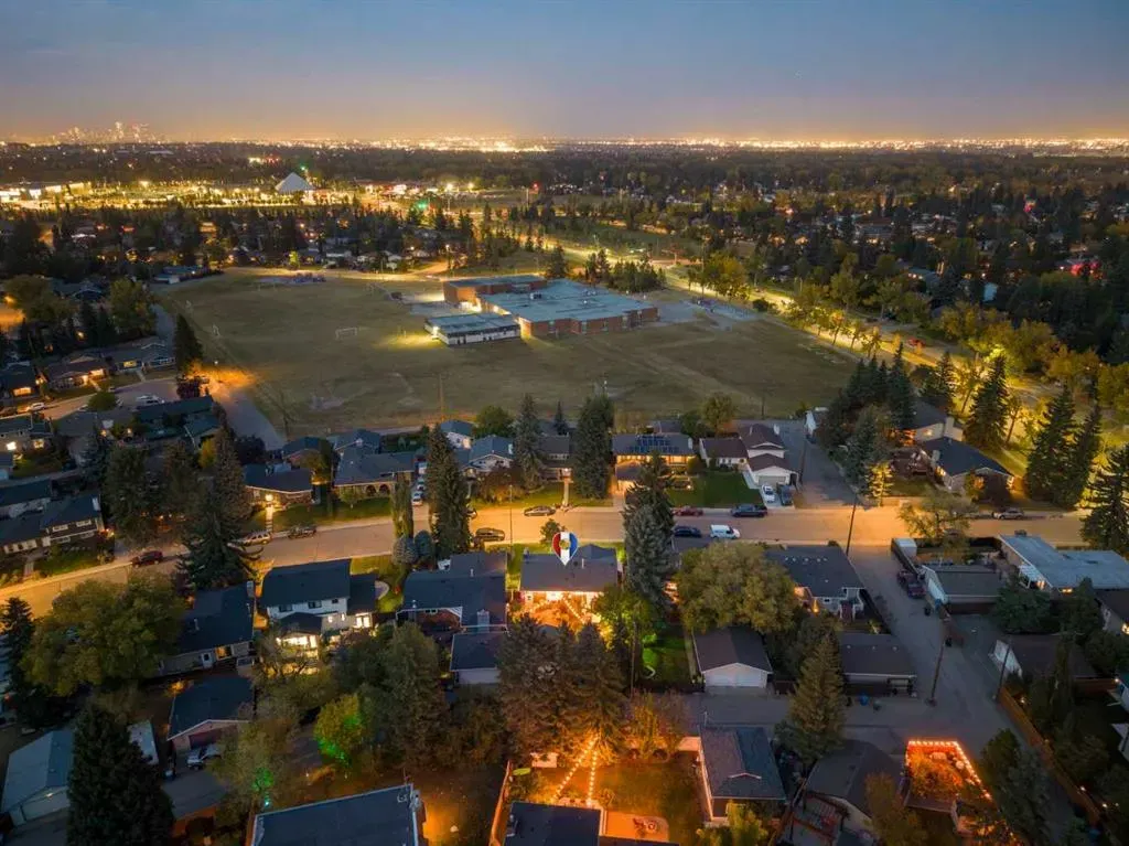 196 Lake Adams Crescent SE