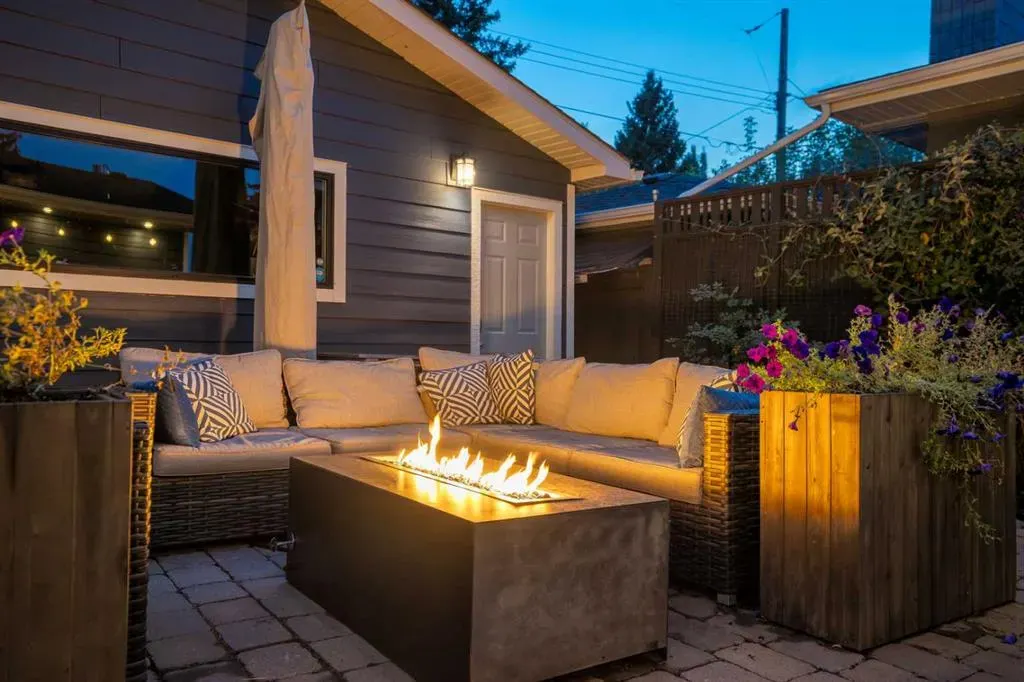 196 Lake Adams Crescent SE