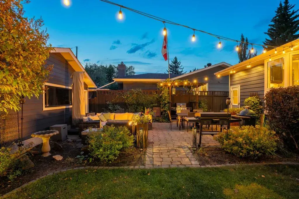 196 Lake Adams Crescent SE