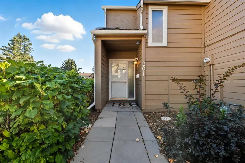 829 Coach Bluff Crescent SW, #201