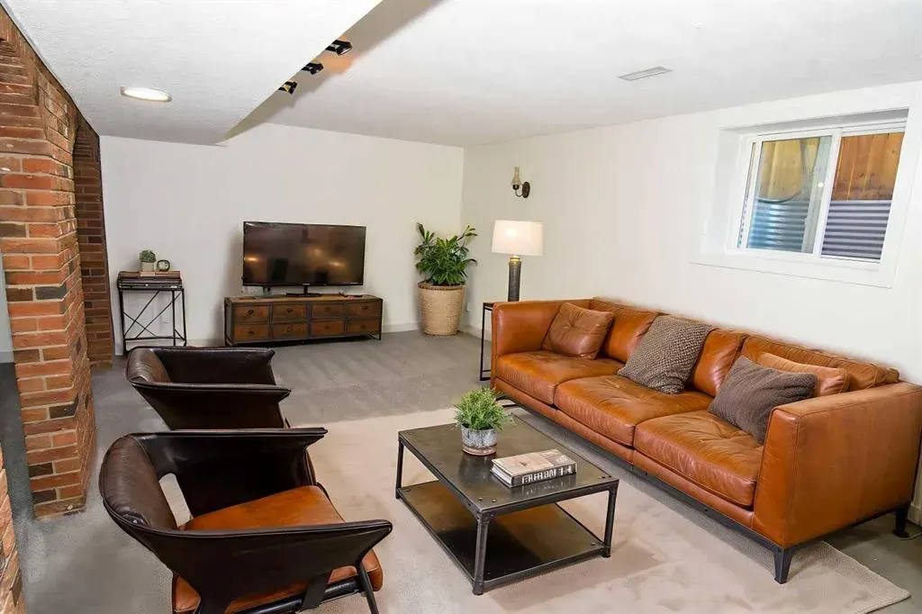 112 Woodvale Road SW