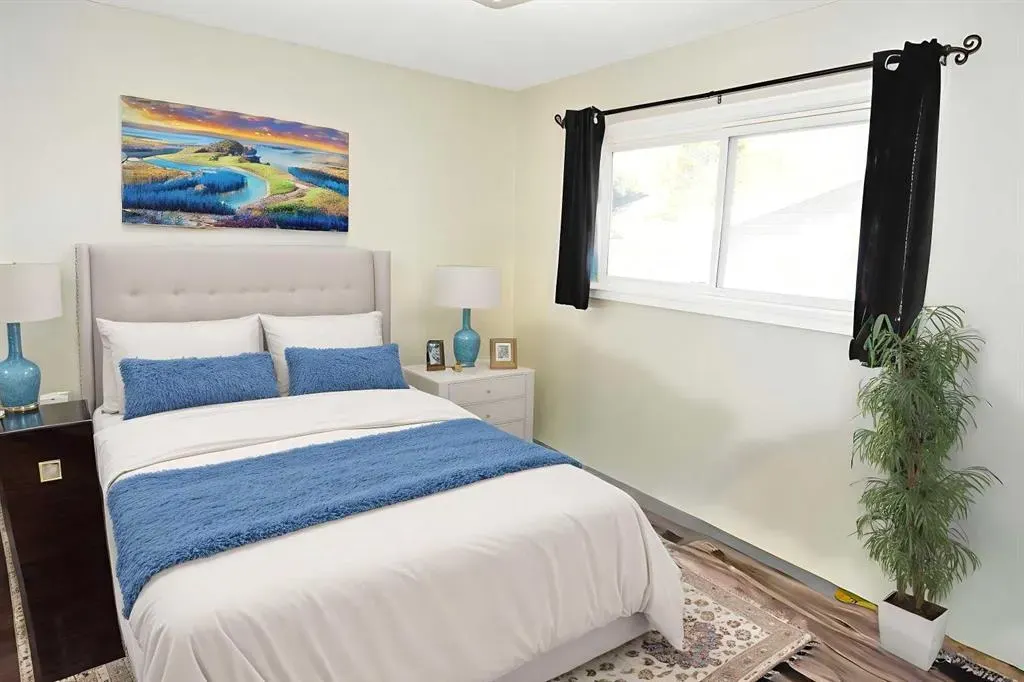 112 Woodvale Road SW