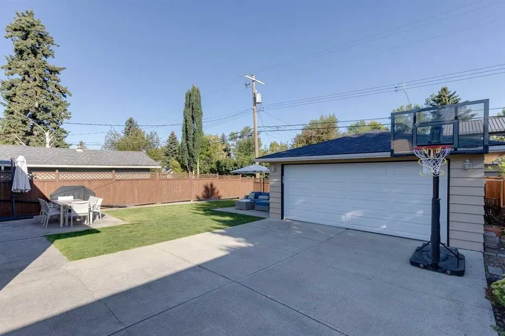 3120 35 Avenue SW