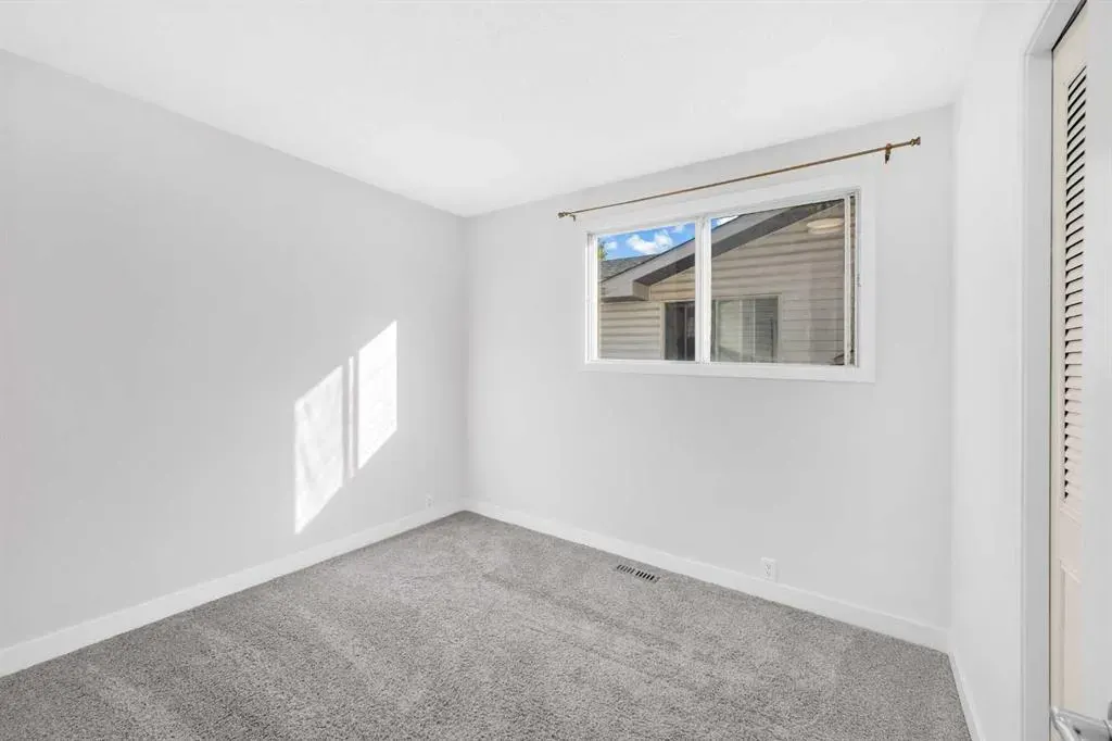 325 Woodvale Crescent SW