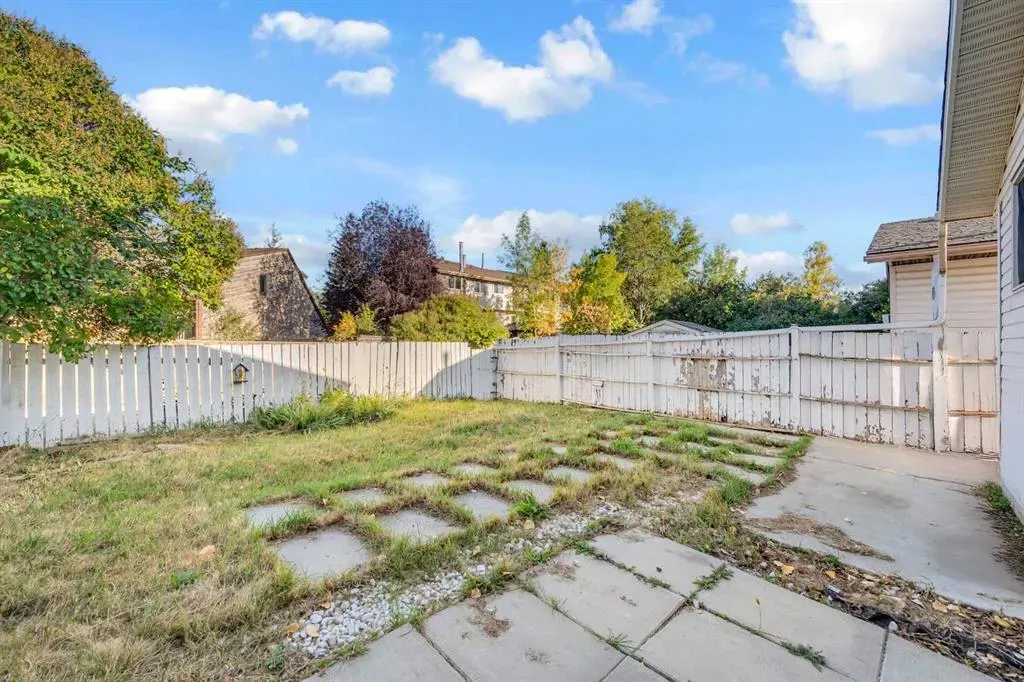 325 Woodvale Crescent SW