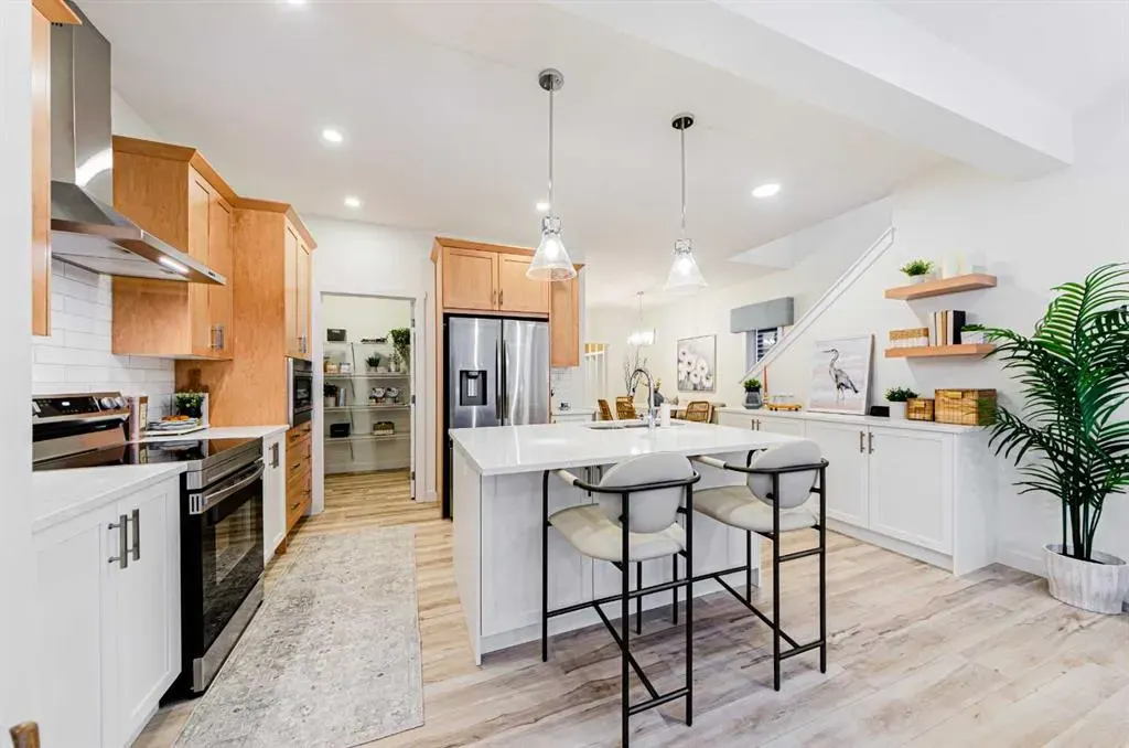 715 Buffaloberry Manor SE