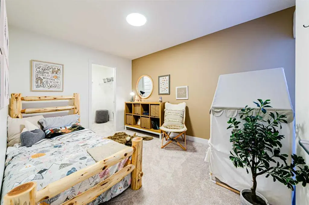 715 Buffaloberry Manor SE
