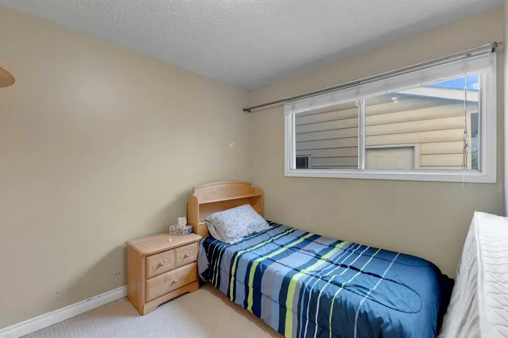 12 Templehill Bay NE
