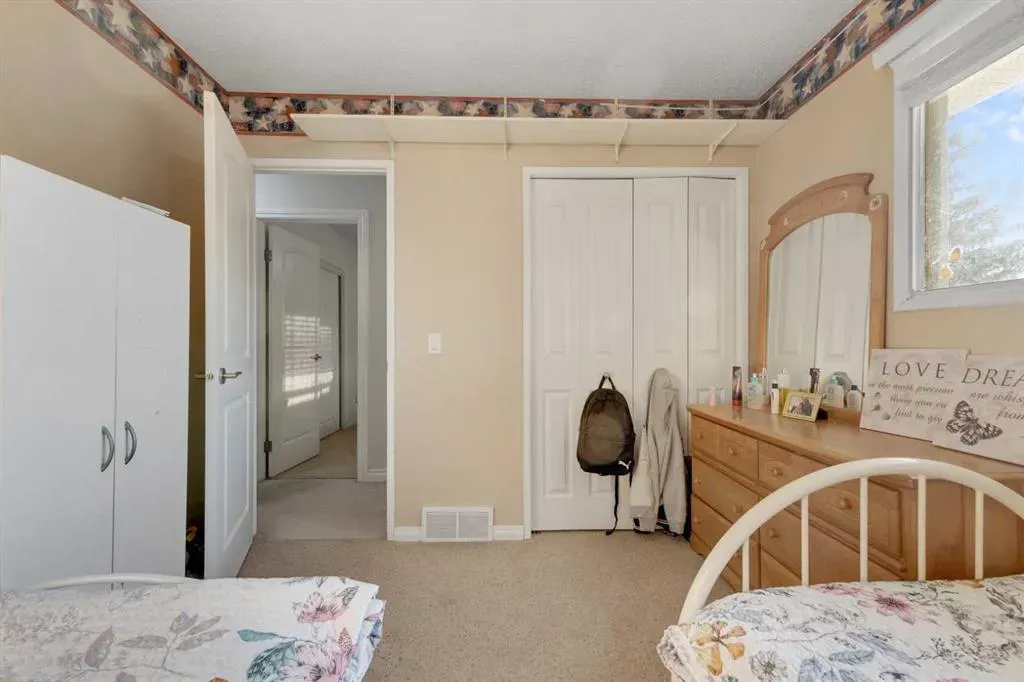 12 Templehill Bay NE
