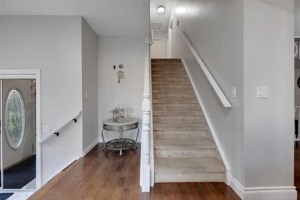 12 Templehill Bay NE