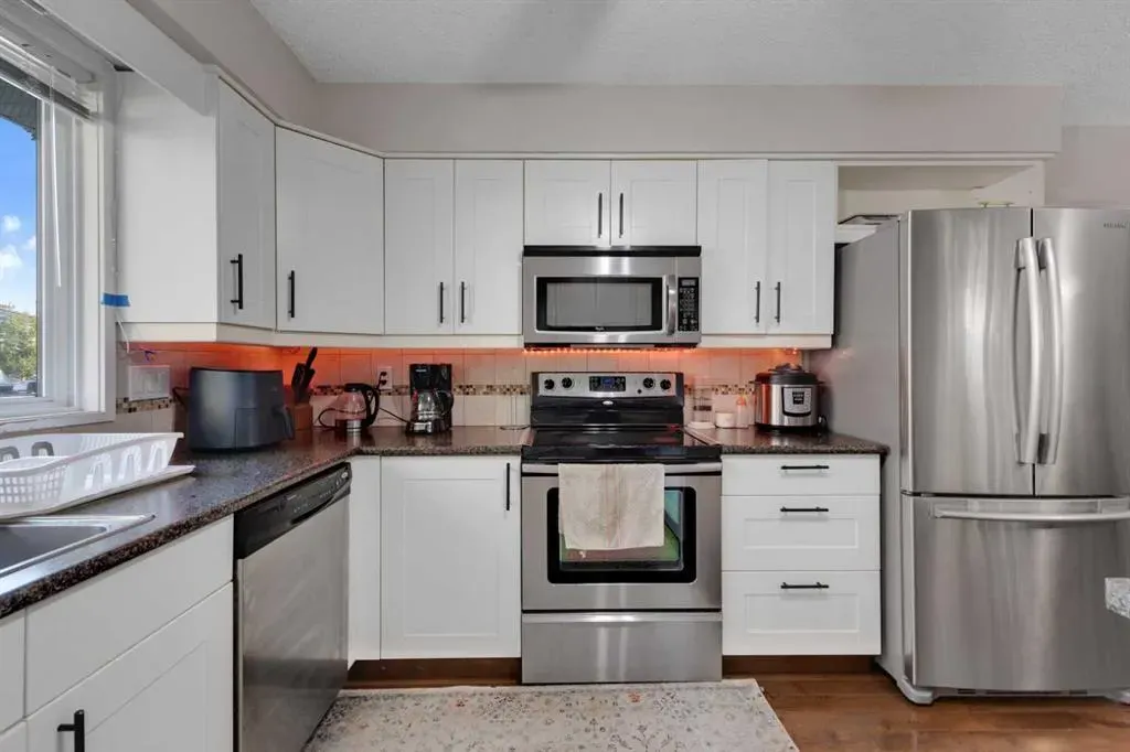 12 Templehill Bay NE