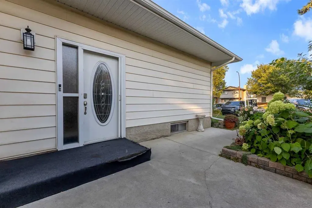 12 Templehill Bay NE