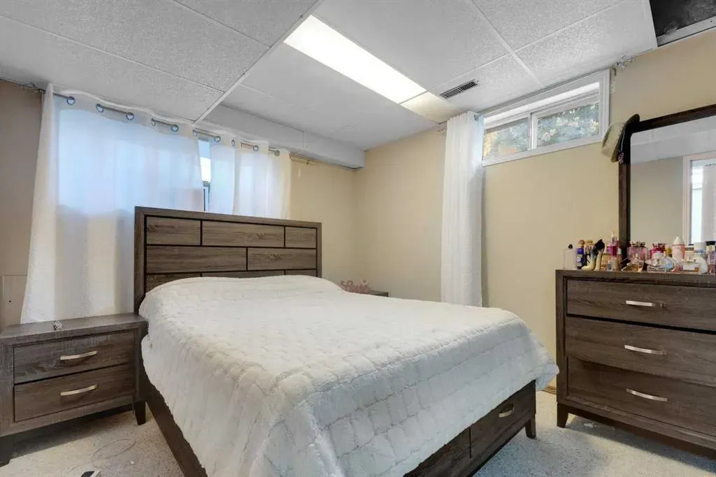 12 Templehill Bay NE