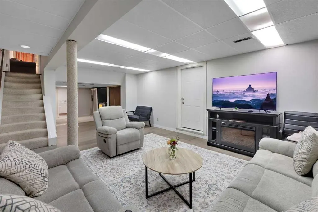 12 Templehill Bay NE