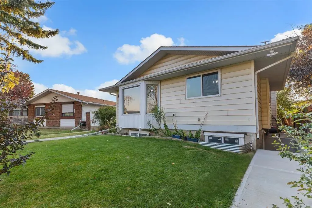 12 Templehill Bay NE