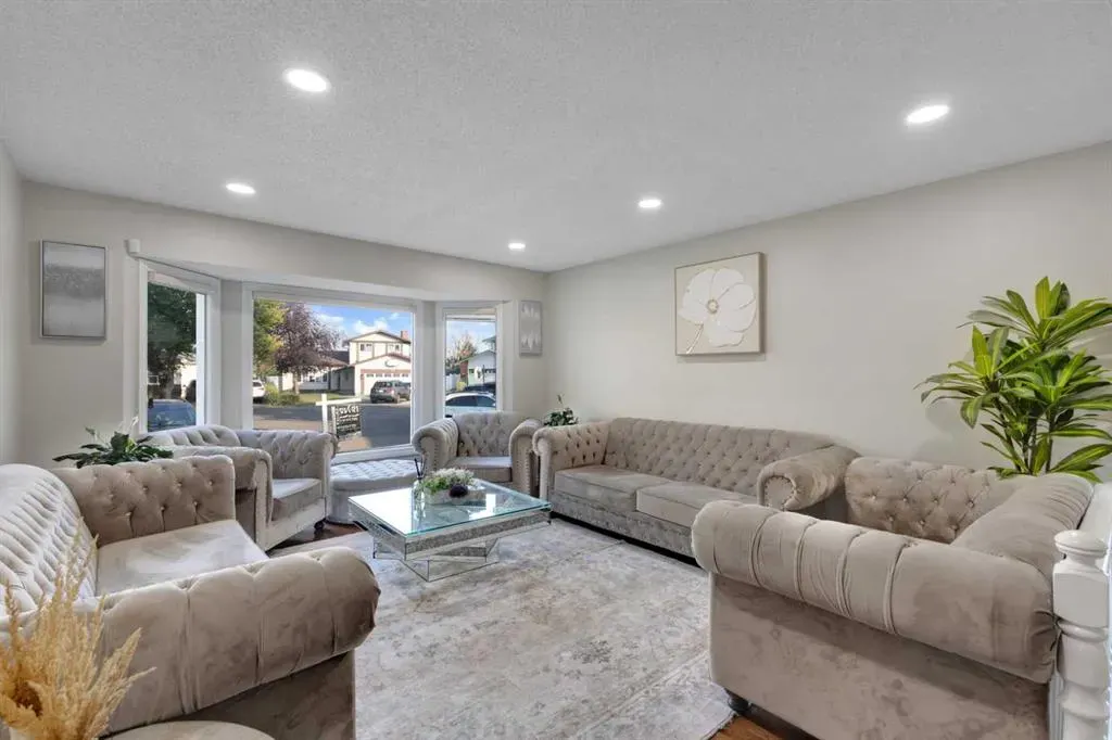12 Templehill Bay NE