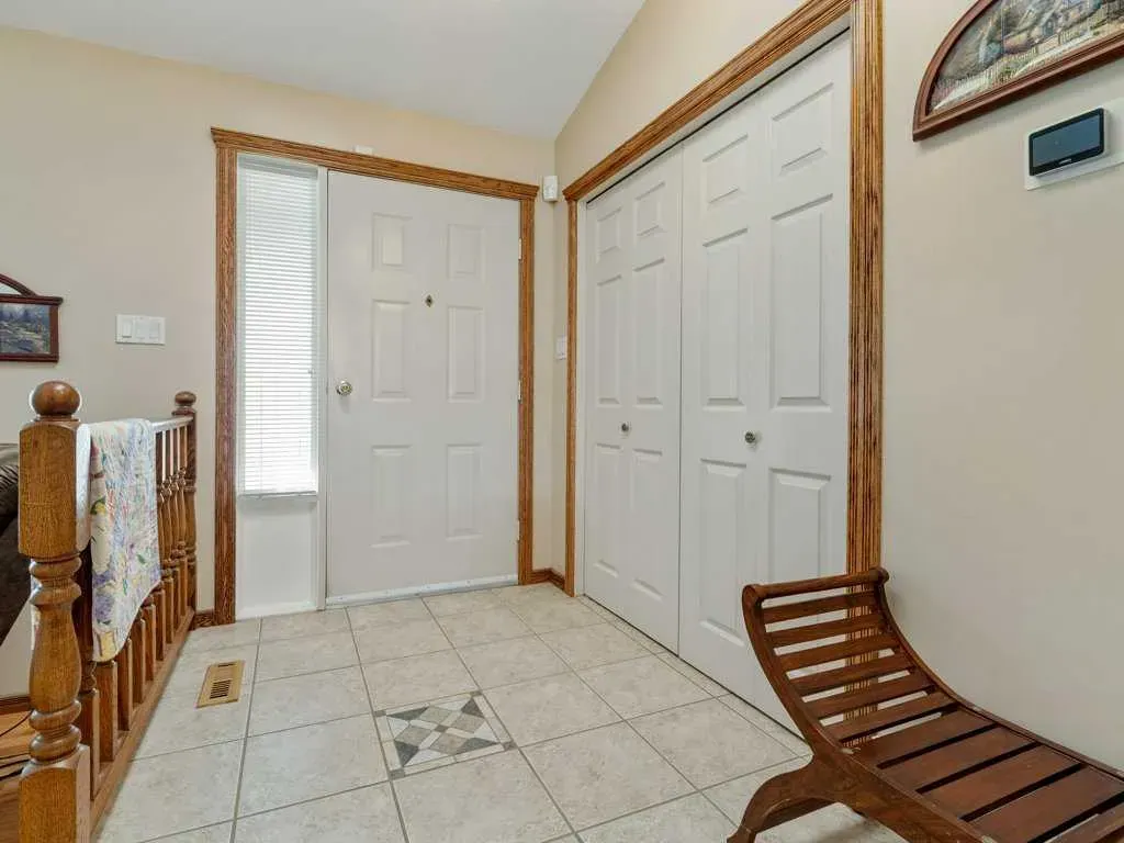 27 Erminerun Place N