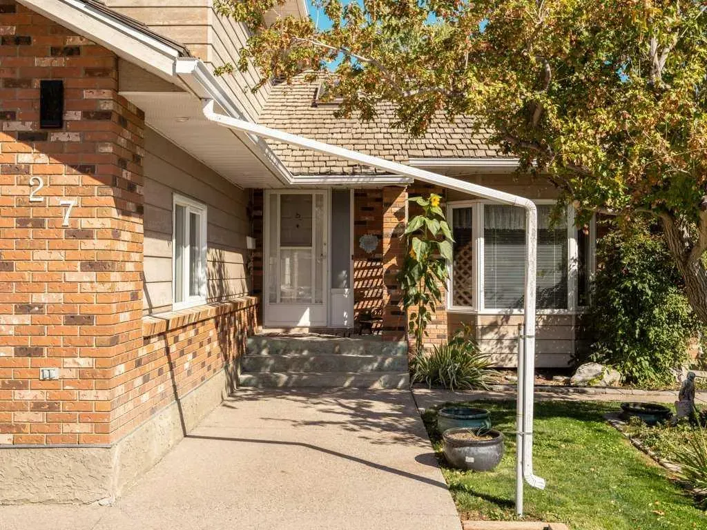 27 Erminerun Place N
