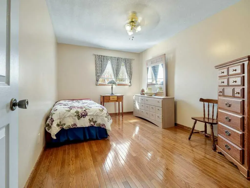 27 Erminerun Place N